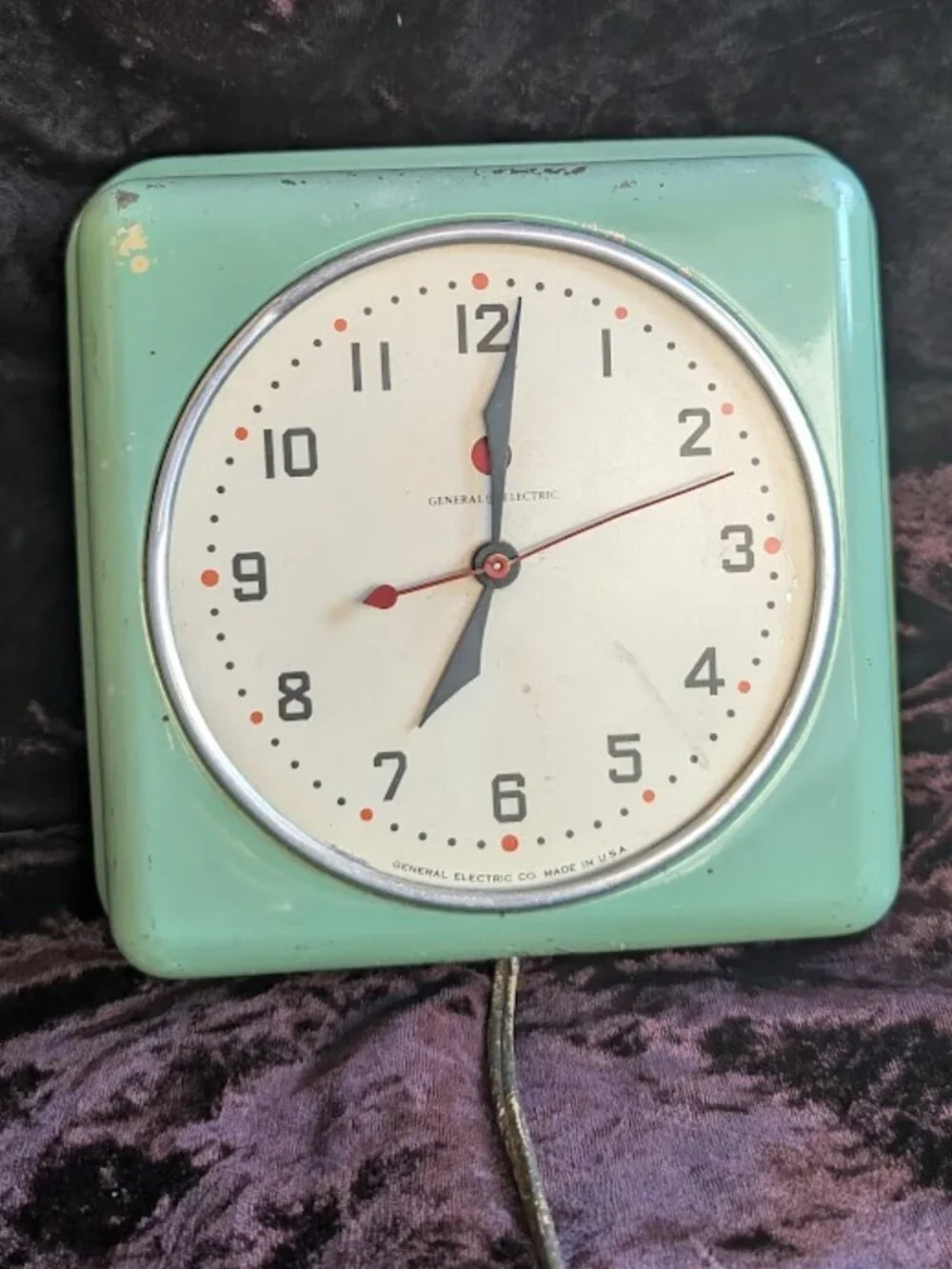 Vintage General Electric metal wall clock model #2H08 - runs, missing glass dome
